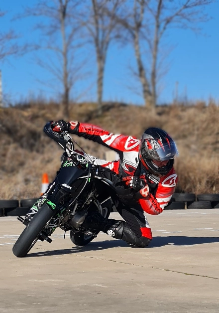Alumno practicando trazada en curso de conducción de moto con Pit Bike en Guadalajara