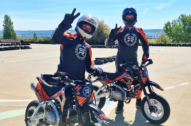 alumnos elegir curso de moto con pit bike en spanish riders