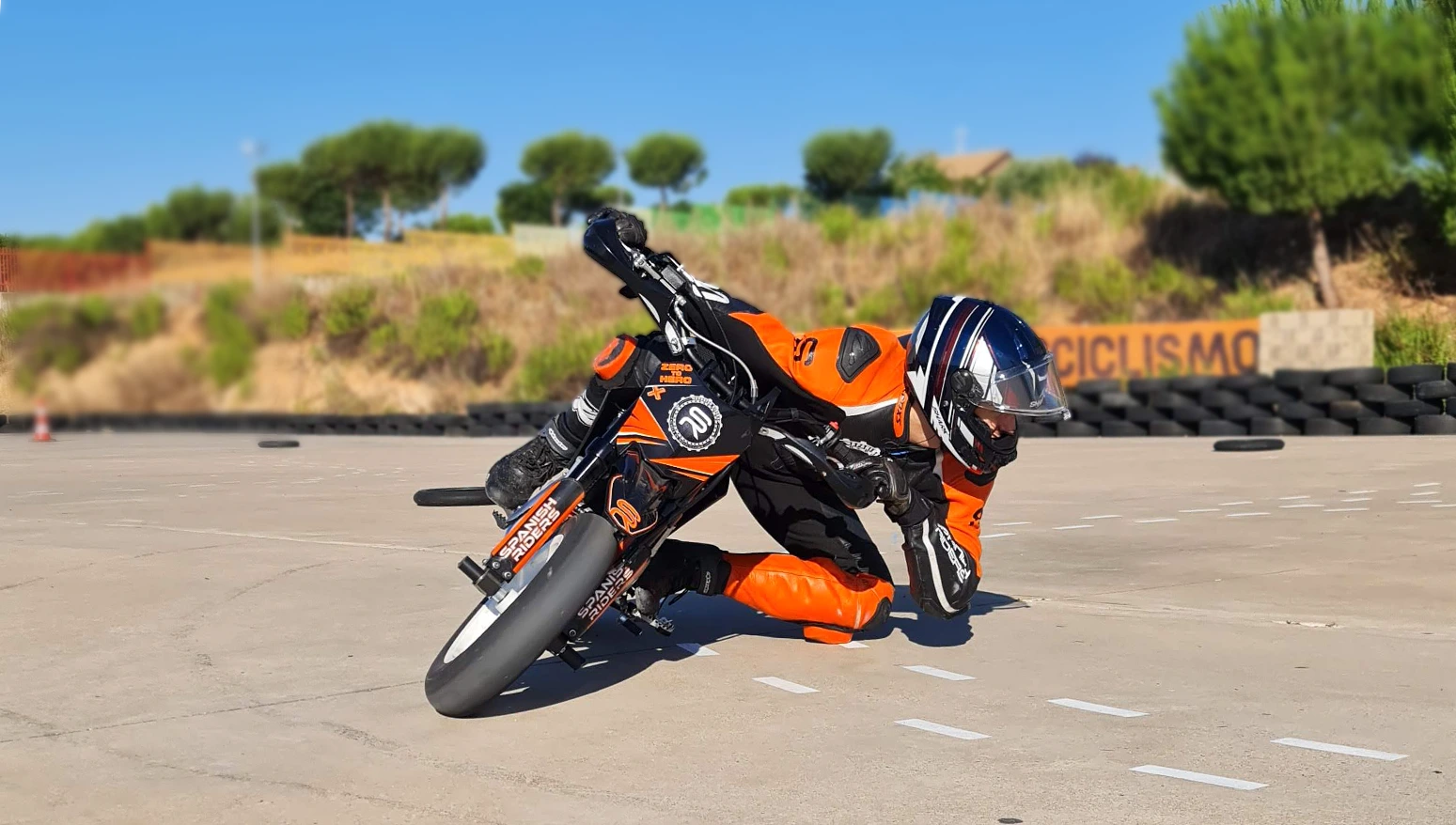 Piloto de Spanish Riders entrenando técnica de curva y control de una pit bike