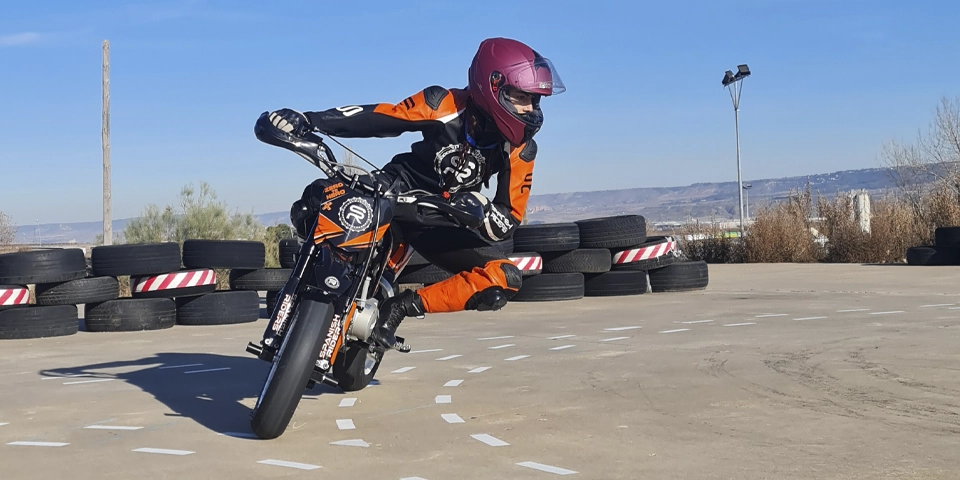 alumna en el curso de iniciacion en moto trabajando postura mirada y gestion del gas
