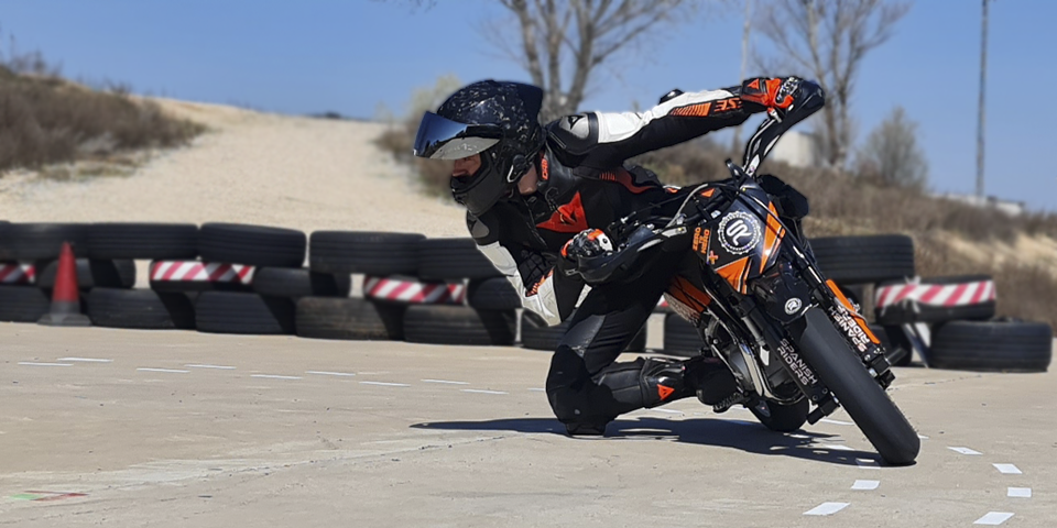 corrigiendo en tiempo real la postura y la dosificación del gas de un alumno sobre una Pit Bike en circuito cerrado cerca de Madrid