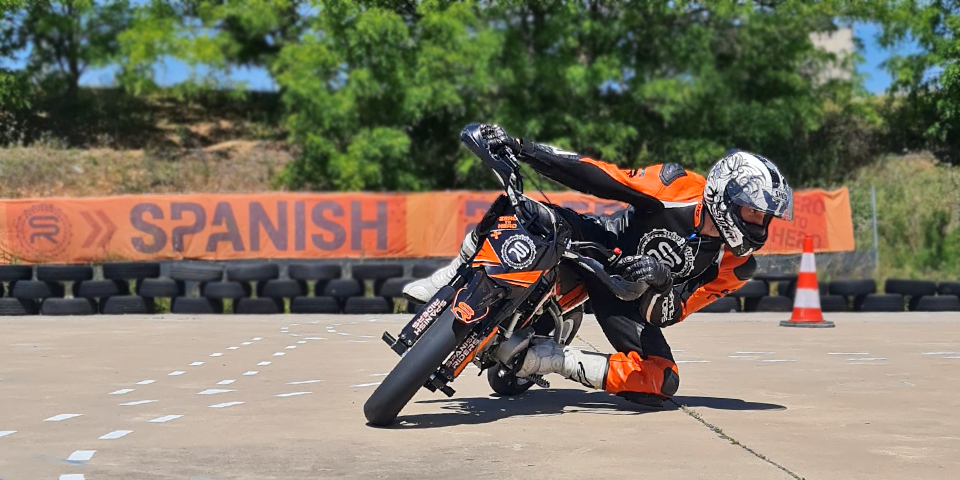 alumno trabajando la mirada, gas y postura en un curso de curvas en moto