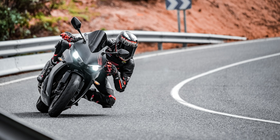 analisis de alumno tomando curva en carretera despues de curso de conduccion en moto con mejor posicion corporal