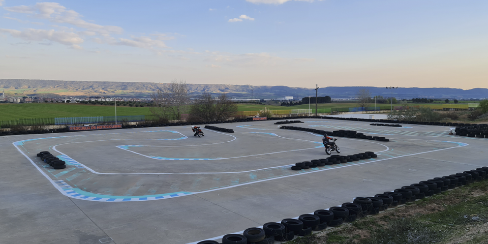 alumnos entrenando en circuito tecnicas de pilotaje como el trail braking