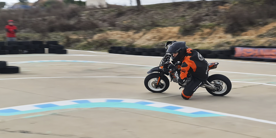 Alumno entrenando tecnicas de pilotaje en nuestro circuito