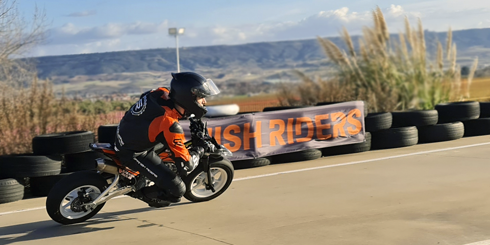 Entrenamiento con pit bike en zona tecnica para mejorar control en moto y bloqueo mental
