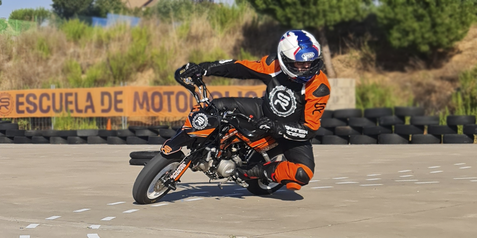 Bruno durante clases de moto en circuito cerrado