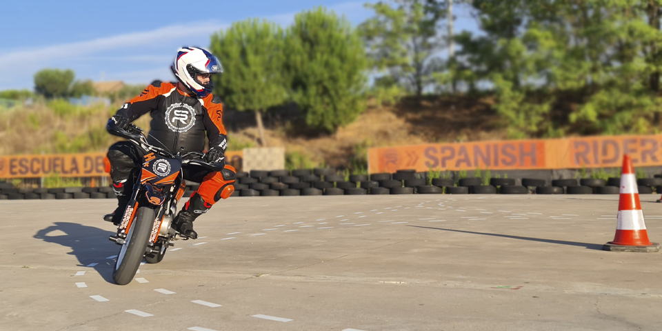 alumno en un curso de moto para adultos en Spanish Riders