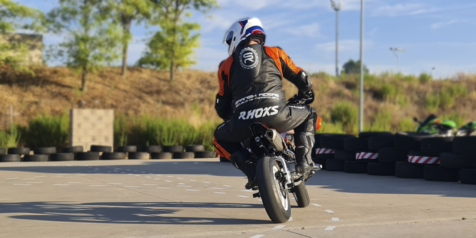 Bruno durante clases de moto en circuito cerrado
