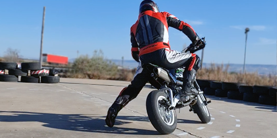 sergio entrenando en pit bike salvando caida