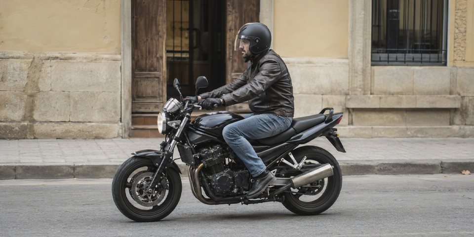 Circular con la moto a baja velocidad por ciudad