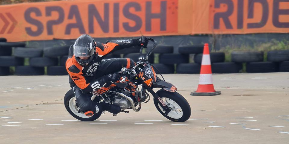 alumno entrenando en clases de moto en circuito cerrado con pit bike