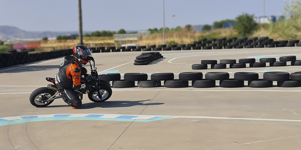 Alumno en curso de conduccion en moto privado en circuito