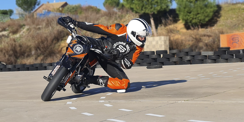 claves y pasos a seguir para entender como rozar rodilla en moto sin riesgo