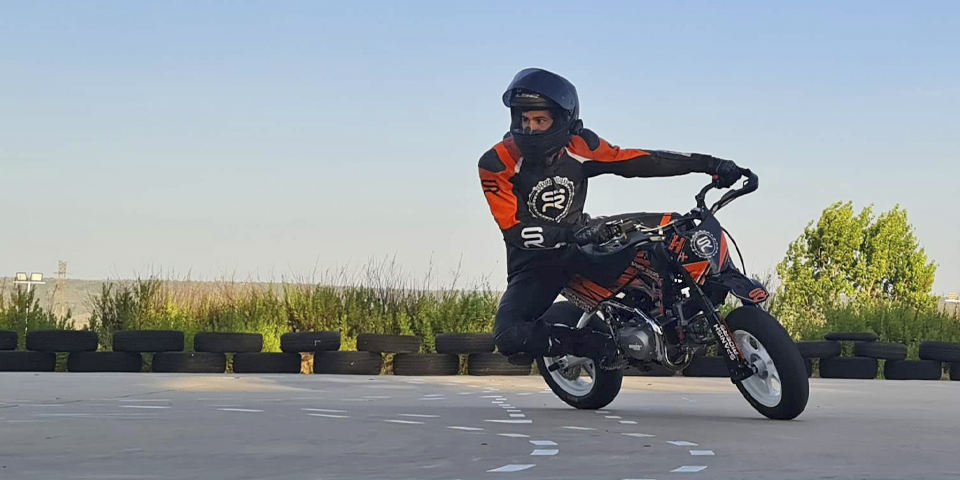 control de la moto a baja velocidad