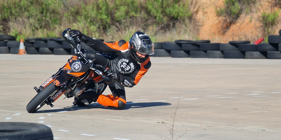 adulto entrenando tecnica de conduccion en moto con pit bike en zona tecnica