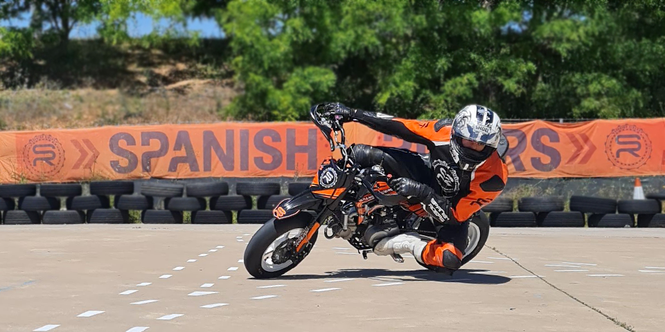 alumno entrenando en curso de curvas en moto con pit bike