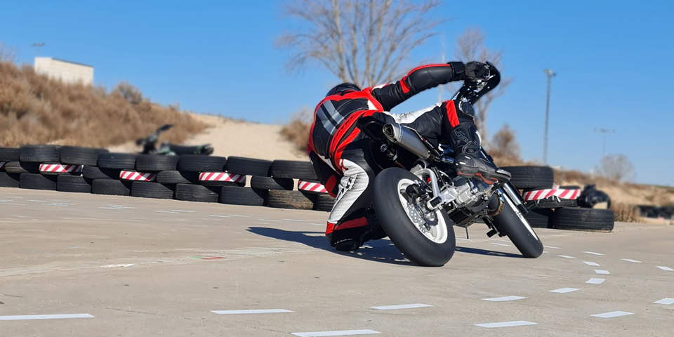 ejercicio de mirada al cono y gas estable para mejorar curvas en moto