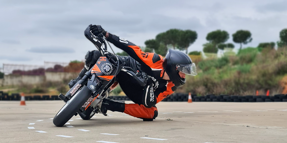 alumno entrenando en curso de tecnificacion en moto en nuestras instalaciones de guadalajara cerca de madrid