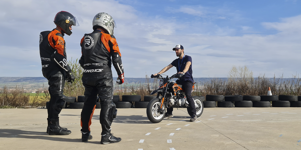 Alumnos de Spanish Riders escuchando las indicaciones del instructor equipados con nuestro mono de cuero a medida Rhoxs, incluido sin coste en todos los cursos de pilotaje en Madrid y Guadalajara.