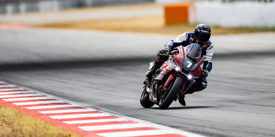 Piloto profesional de Spanish Riders durante una sesión de pilotaje en circuito
