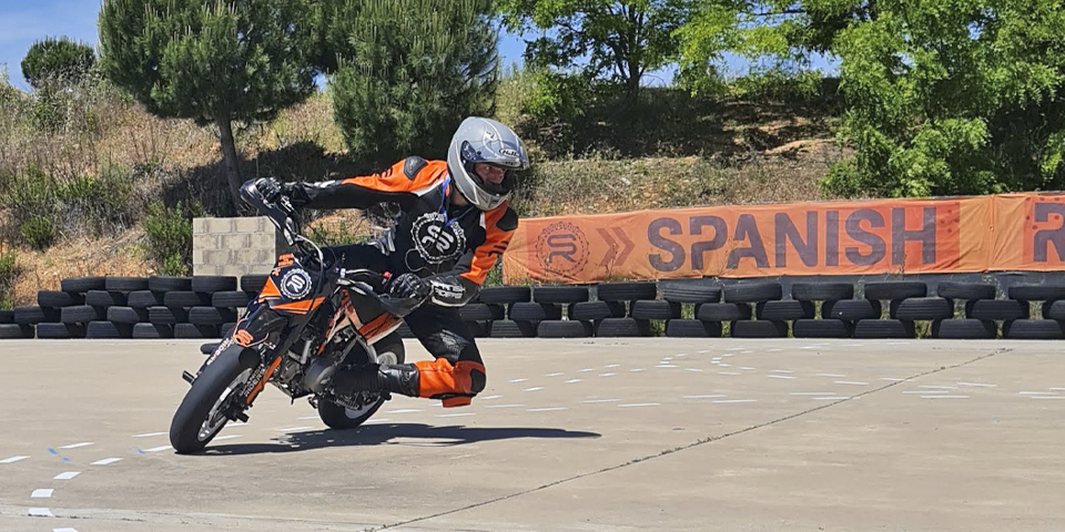 Ejercicio del cero curva inifinita a baja velocidad en moto