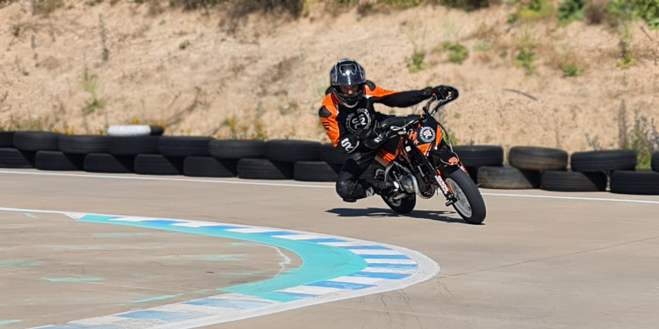 Alumno entrenando en circuito curso pit bike adultos escuela de motociclismo