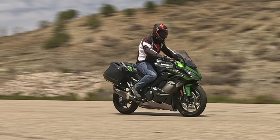 motero practicando una frenada de emergencia en moto antes de necesitarla