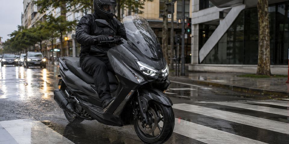 frenada en mojado con una moto y como gestionarlo