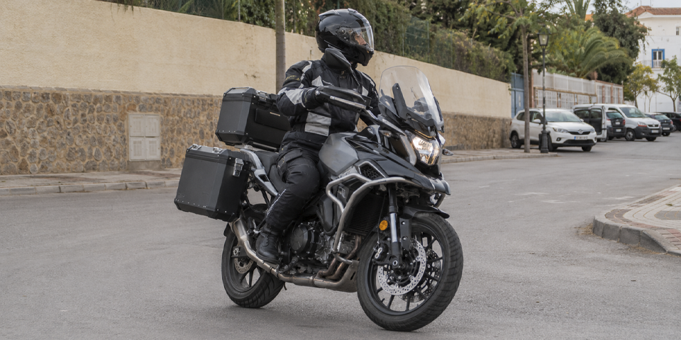 giros y curvas a baja velocidad en moto