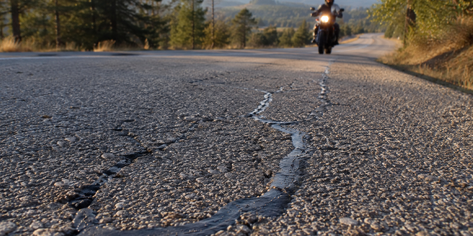detalle de líneas de alquitrán en el asfalto peligrosas para moto