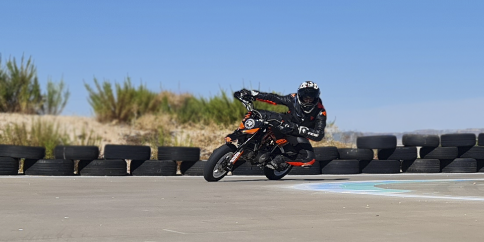 Mejora técnica de Chicho trabajando postura y pilotaje en circuito