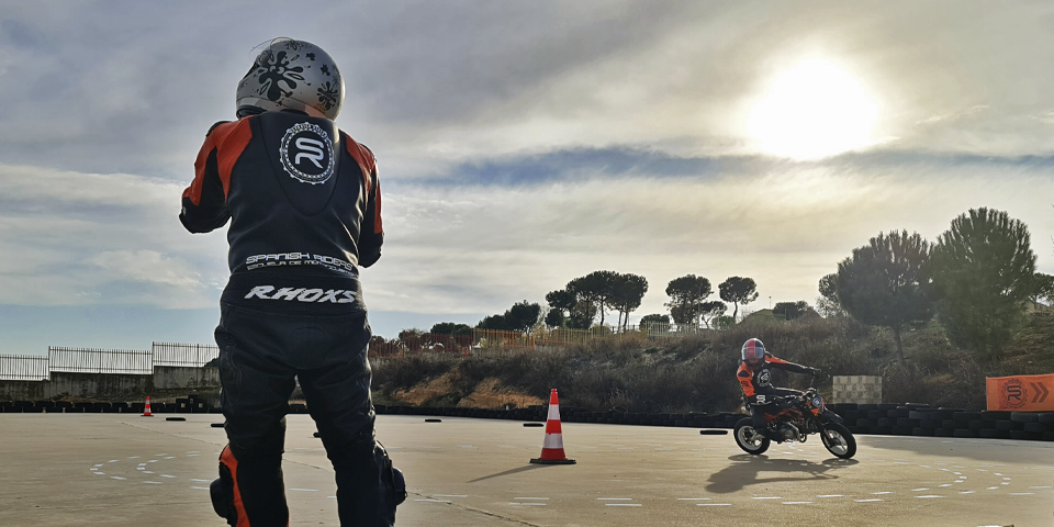 Monos de moto Rhoxs, garantizando la máxima seguridad y absorción de impactos durante nuestros entrenamientos de conducción en moto