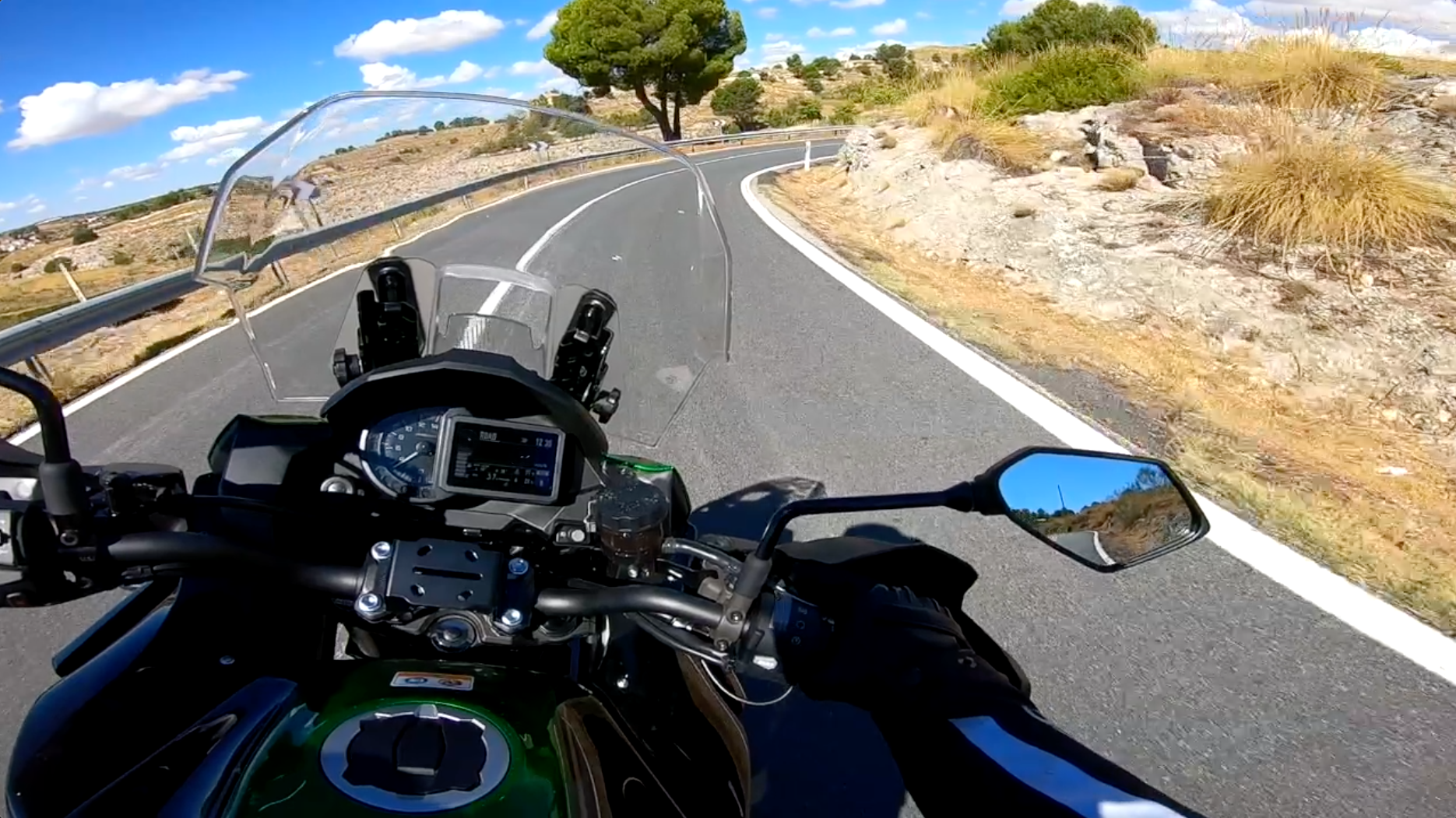 motorista en carretera estrecha encontrando un camion de frente en una curva