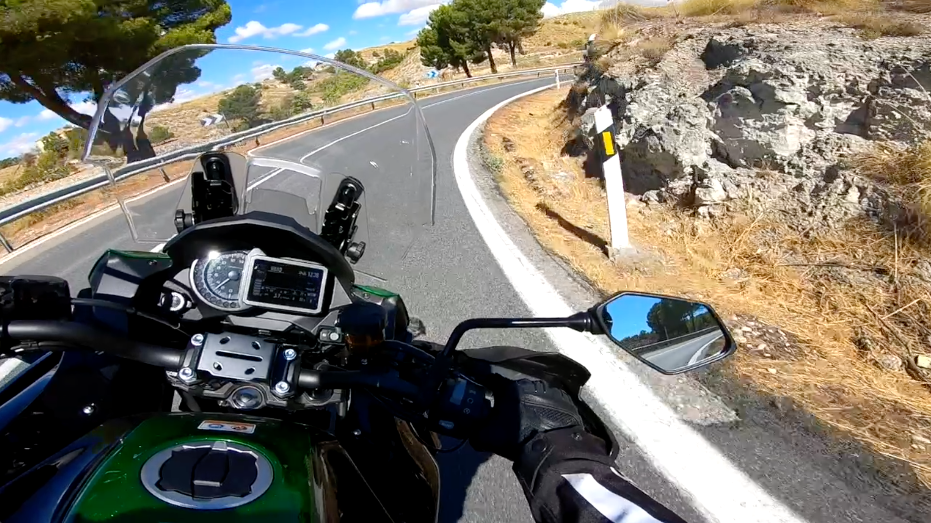 camion aproximandose en curva estrecha con poco margen para el motorista