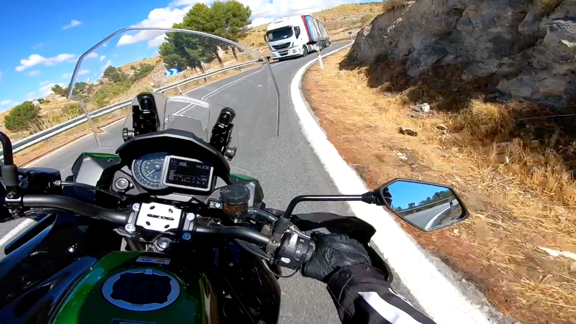 motorista buscando linea de escape ante un vehiculo pesado en curva