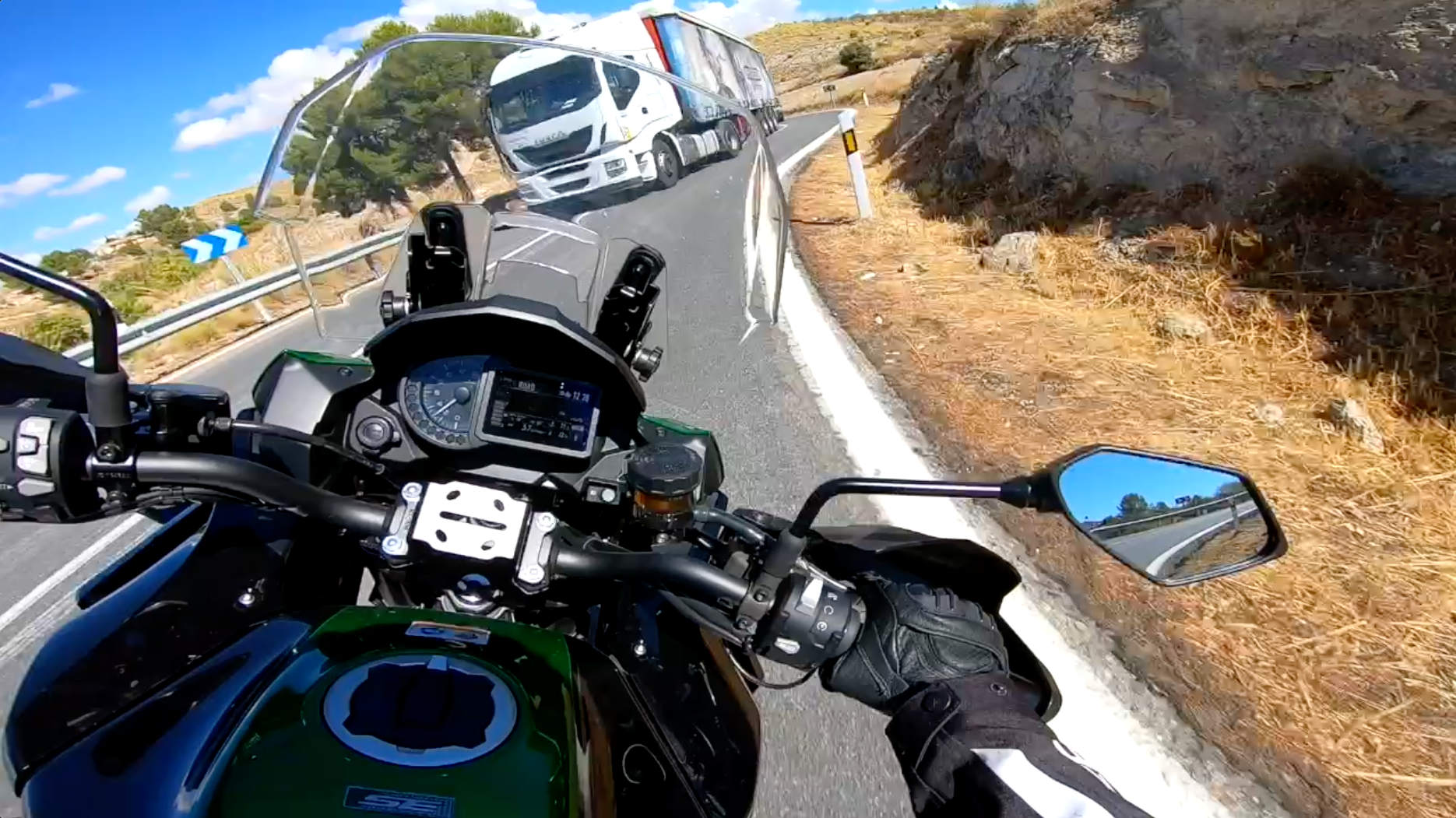 moto superando una curva estrecha despues de encontrar un obstaculo de frente