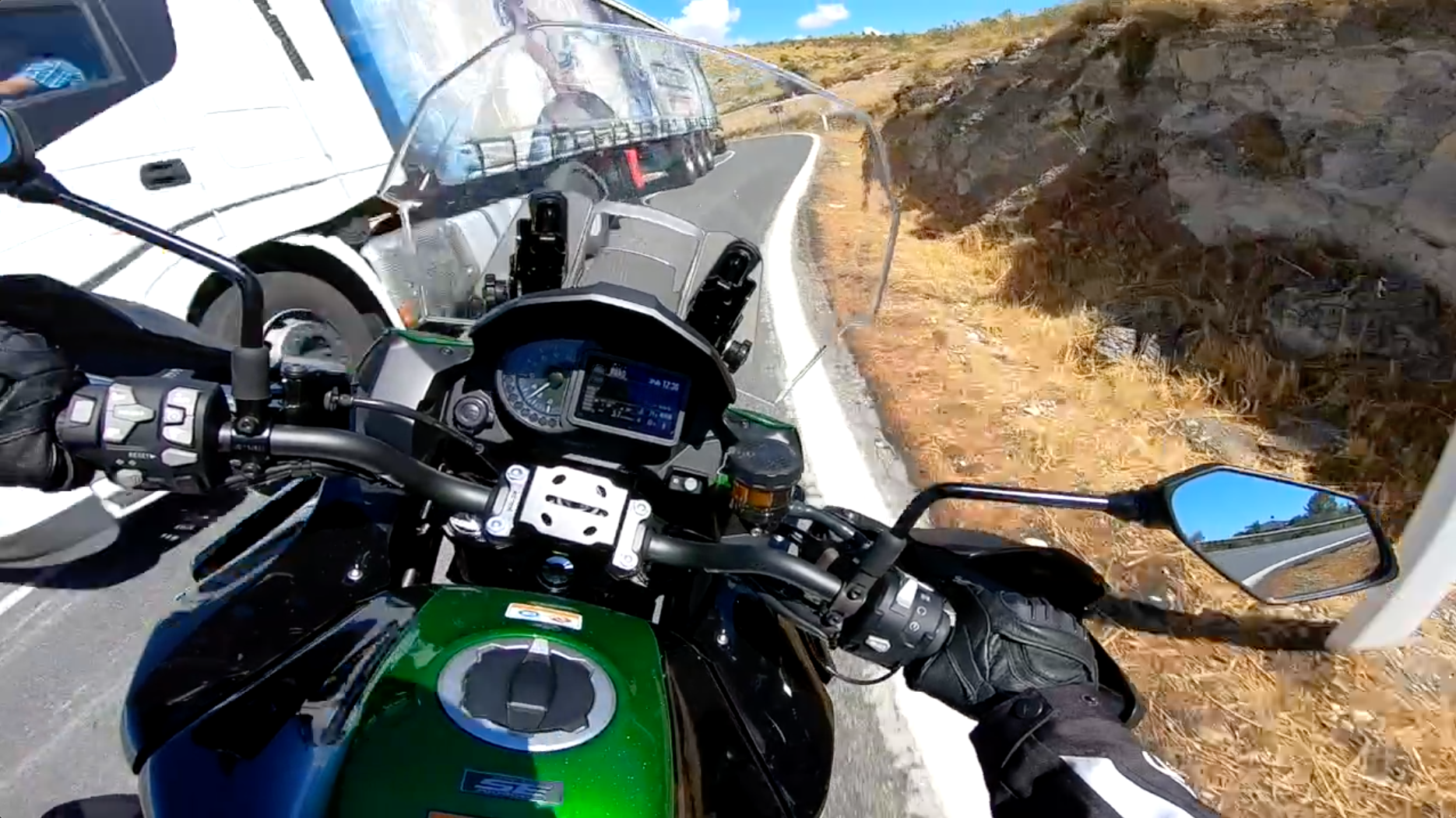 salida de una curva en carretera de montaña tras una situacion de poco margen