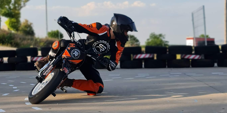Perder el miedo a tumbar la moto de forma segura y sin riesgo en nuestros cursos de conduccion en moto en madrid y guadalajara