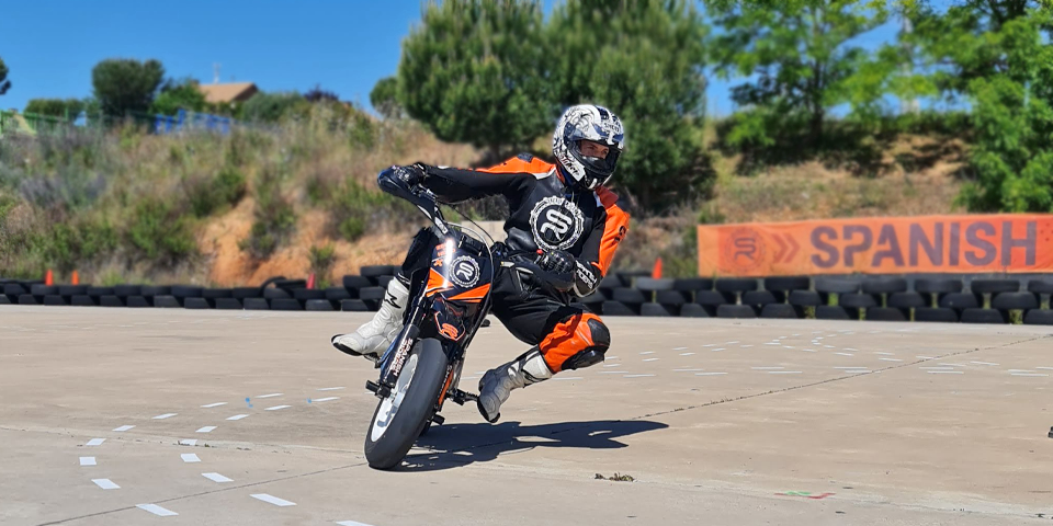 alumno con mala postura en curva en curso de pit bike