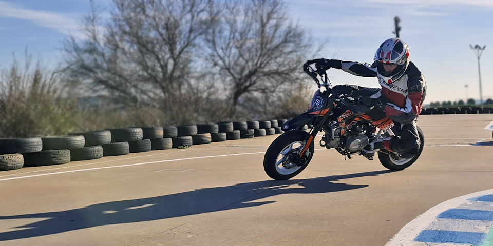 El cuerpo ataca primero: la clave de la estabilidad en curva Piloto de Spanish Riders demostrando la postura correcta al entrar en curva: el cuerpo ataca primero la trayectoria y la moto acompaña el movimiento de forma natural, sin tensión en los brazos.