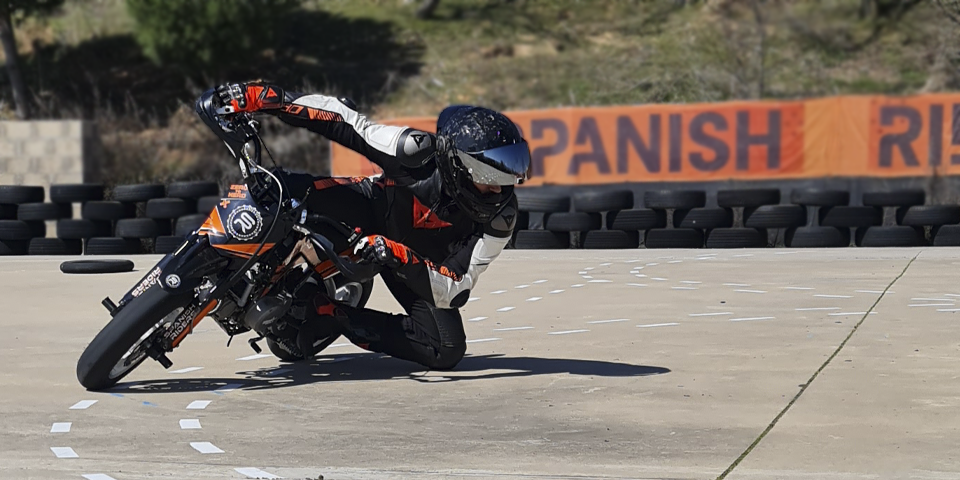 Alumno aplicando la técnica correcta de paso por curva en moto, con el cuerpo atacando primero, brazos relajados y un control absoluto de la trayectoria.
