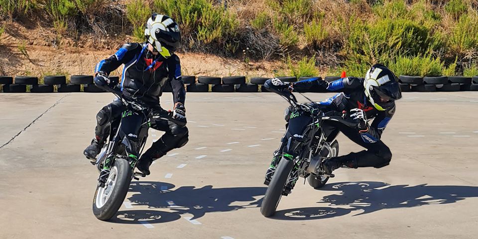 postura en moto para no apretar el manillar, con cuerpo estable y brazos relajados