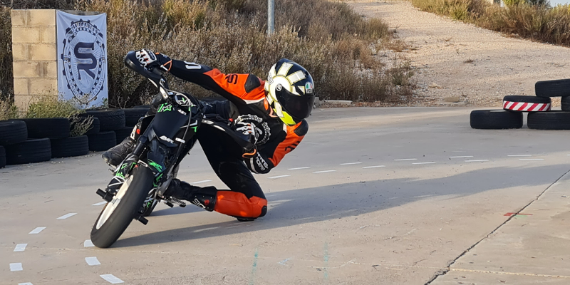 Postura cursos de conduccion en moto pit bike madrid guadalajara