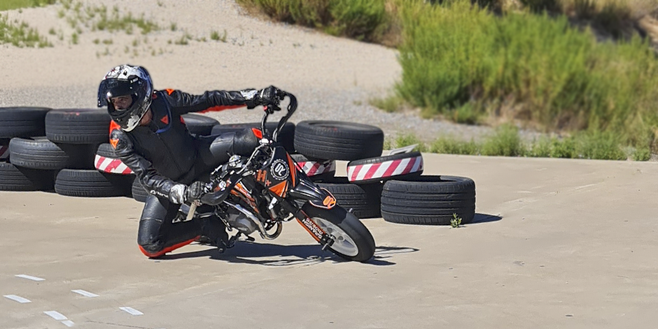 Posición inicial de Chicho trabajando postura sobre la Pit Bike