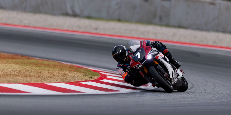 Piloto trabajando referencias y entrada en curva durante una sesión en circuito