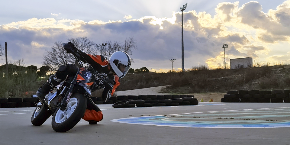 Claves para rozar o deslizar la rodilla en el suelo con la moto de forma segura y sin riesgo