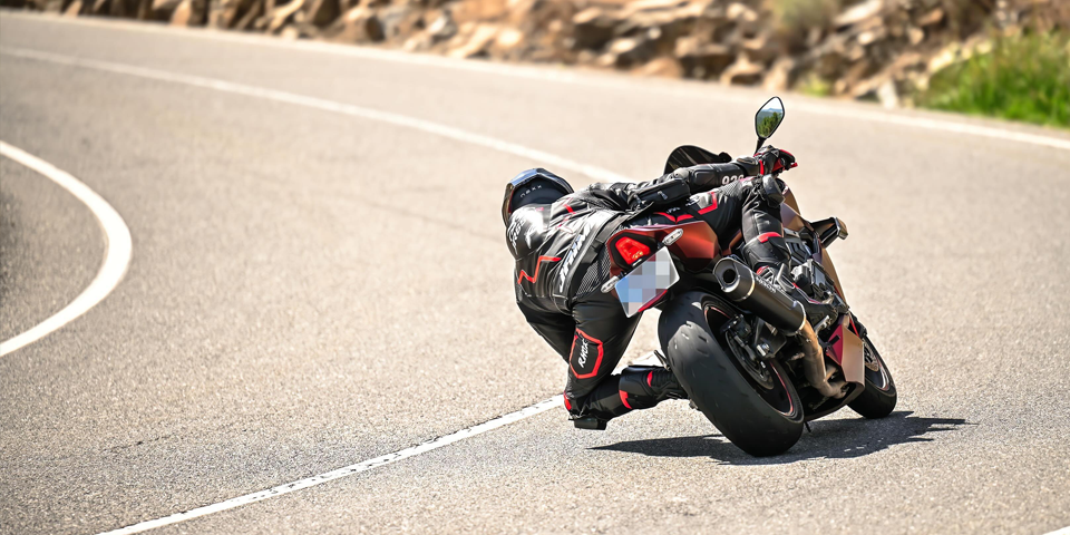 Alumno de Madrid aplicando la tecnica aprendida en nuestros cursos de conduccion en moto en carretera