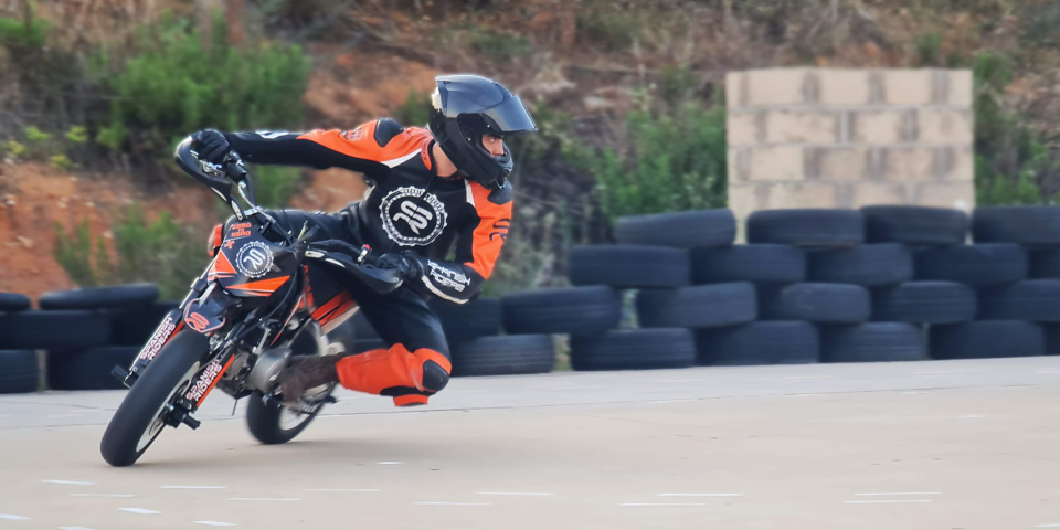 Alumno de Spanish Riders aplicando postura biomecánica correcta y relajada para inclinar menos la moto en curva