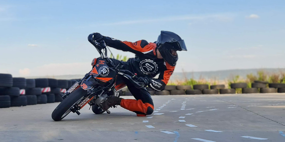 Alumno de la escuela Spanish Riders aplicando posición corporal correcta